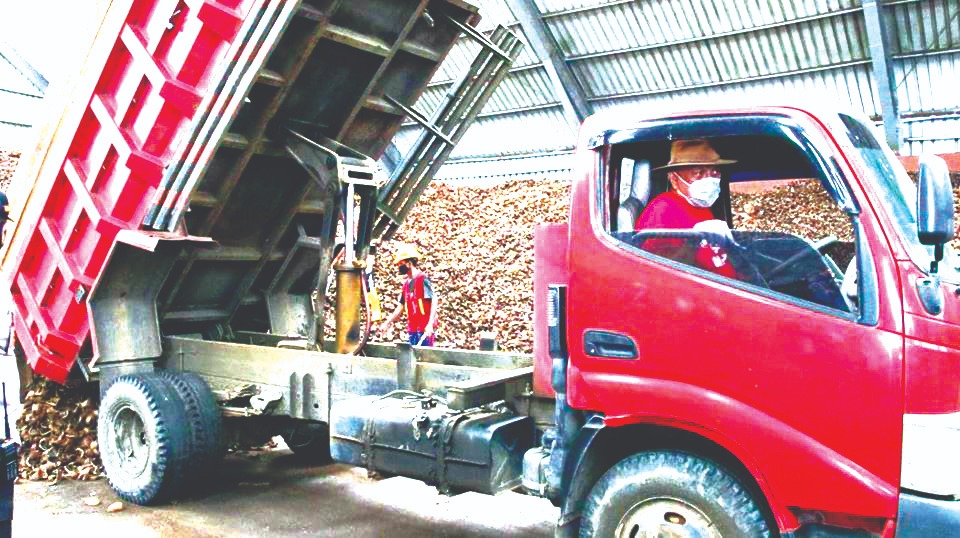 Olly Setir Dump Truk Bermuatan Kopra ke Bitung